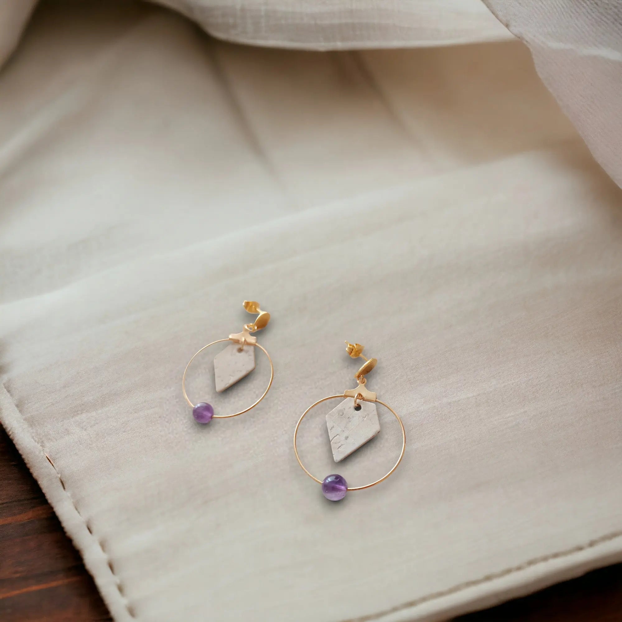 Boucles d'oreilles en cuir de cactus ou liège et perle d'améthyste Karmyliege Liège-blanc