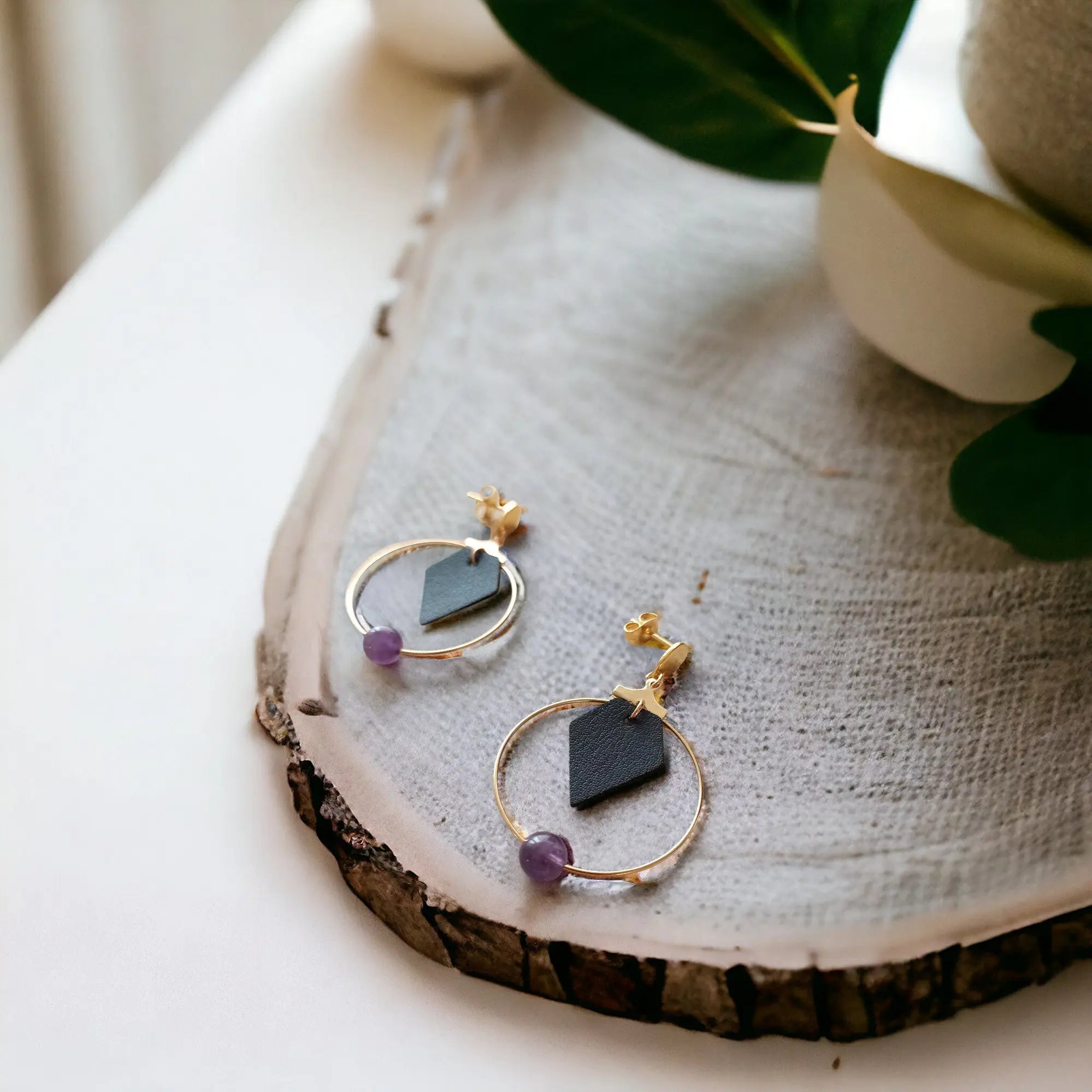 Boucles d'oreilles en cuir de cactus ou liège et perle d'améthyste Karmyliege Cuir-de-cactus-noir