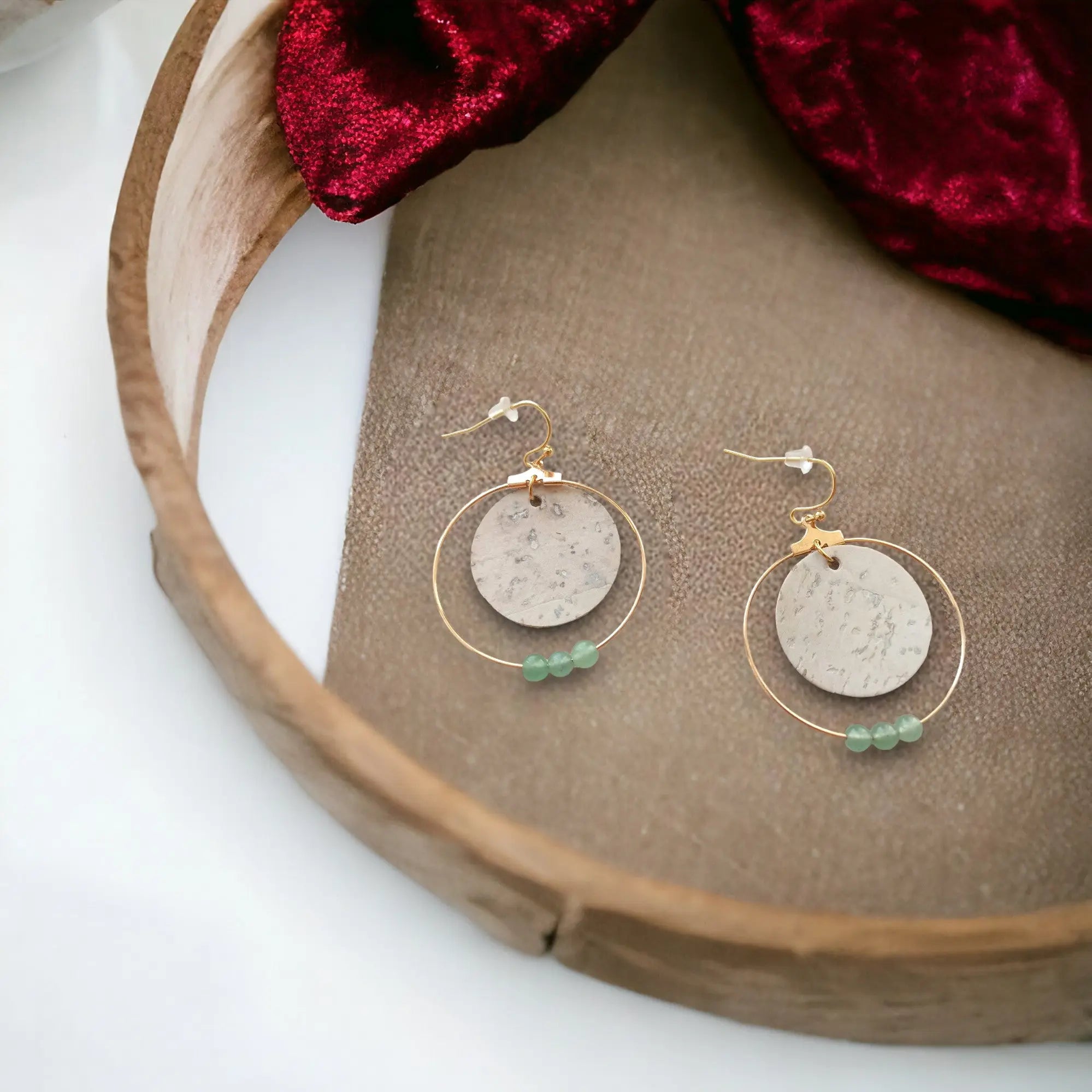 Boucles d'oreilles en liège et lithothérapie Karmyliege Liège-blanc-et-perles-aventurine