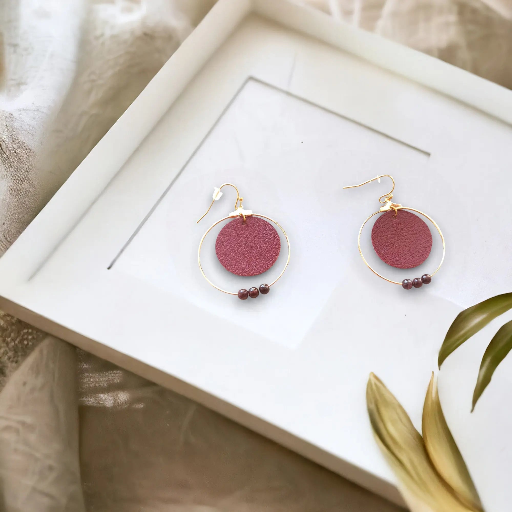 Boucles d'oreilles en liège et lithothérapie Karmyliege Cuir-de-pomme-bordeaux-et-perles-grenat