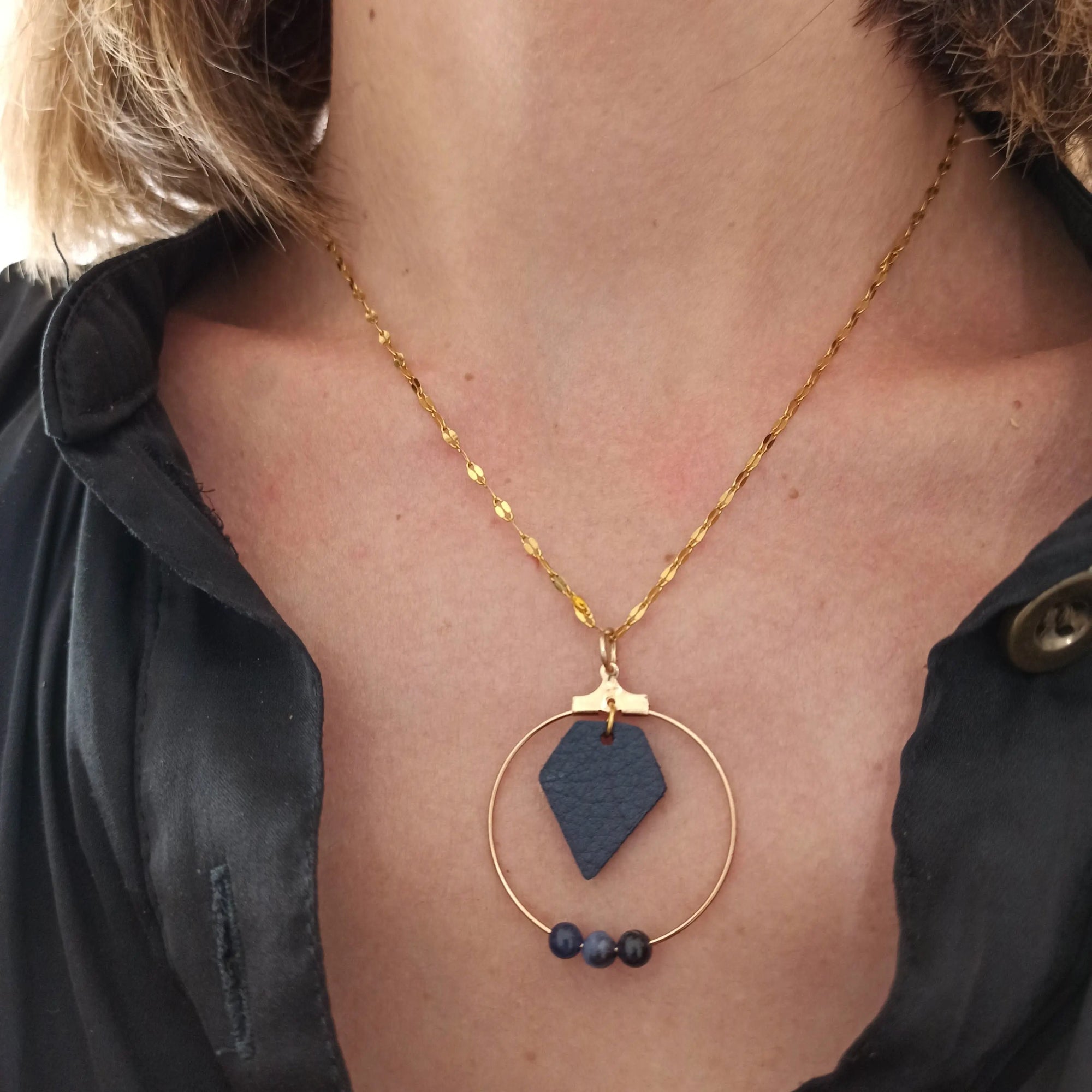 Collier en cuir de pomme et perles naturelles, Paula Karmyliege