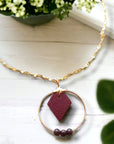 Collier en cuir de pomme végan et perles lithothérapie, Paula Karmyliege Cuir-de-pomme-bordeaux-perles-Grenat