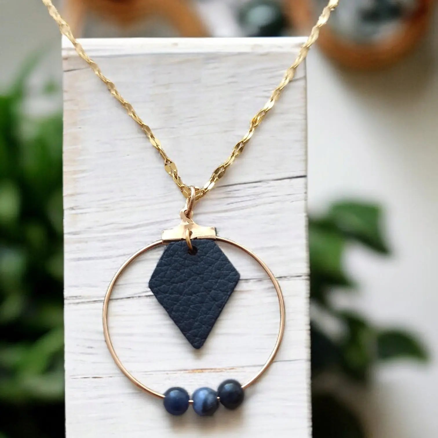 Collier en cuir de pomme végan et perles lithothérapie, Paula Karmyliege
