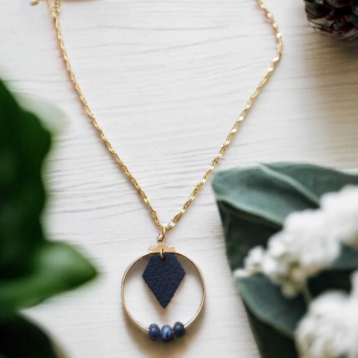 Collier en cuir de pomme végan et perles lithothérapie, Paula Karmyliege Cuir-de-pomme-bleu-perles-Sodalite