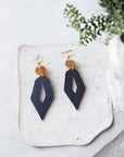 Grandes boucles d'oreilles en cuir de pomme Lili Karmyliege Cuir-de-pomme-bleu-foncé