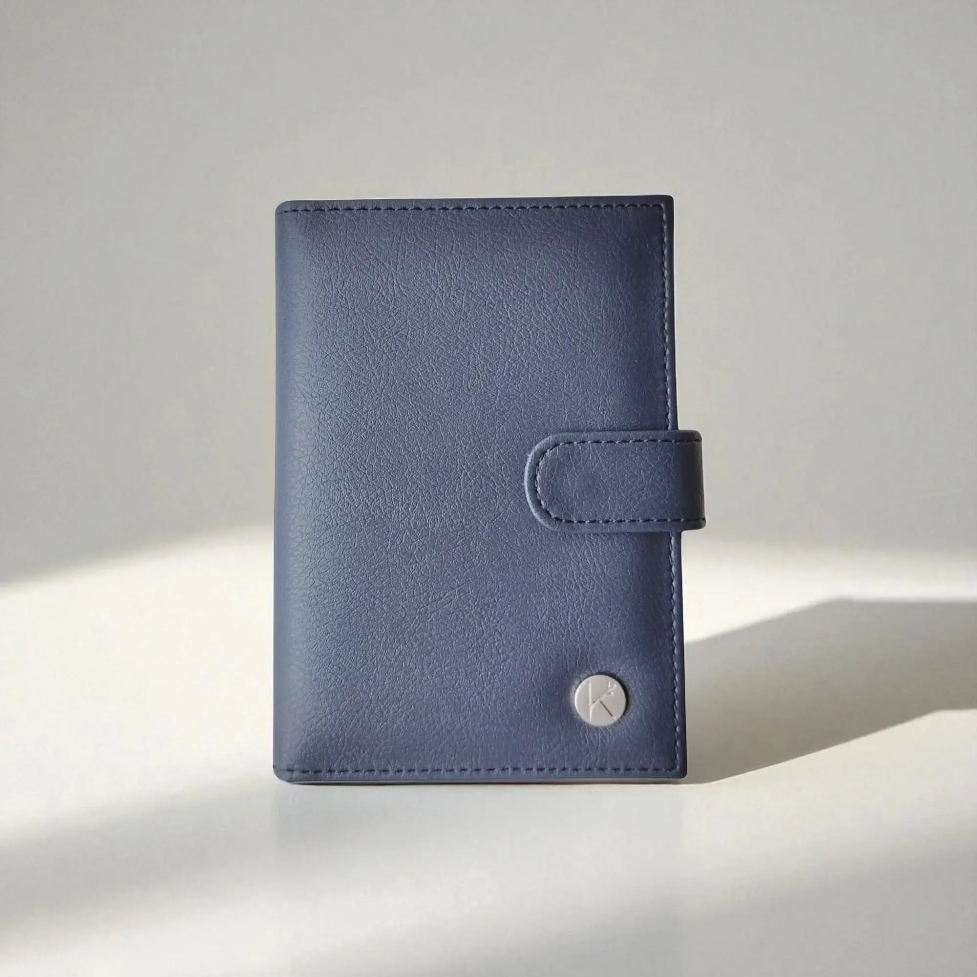 Porte documents vegan- passeport & cartes, Swan en peau de pomme bleu-nuit Karmyliege