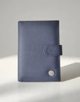 Porte documents vegan- passeport & cartes, Swan en peau de pomme bleu-nuit Karmyliege