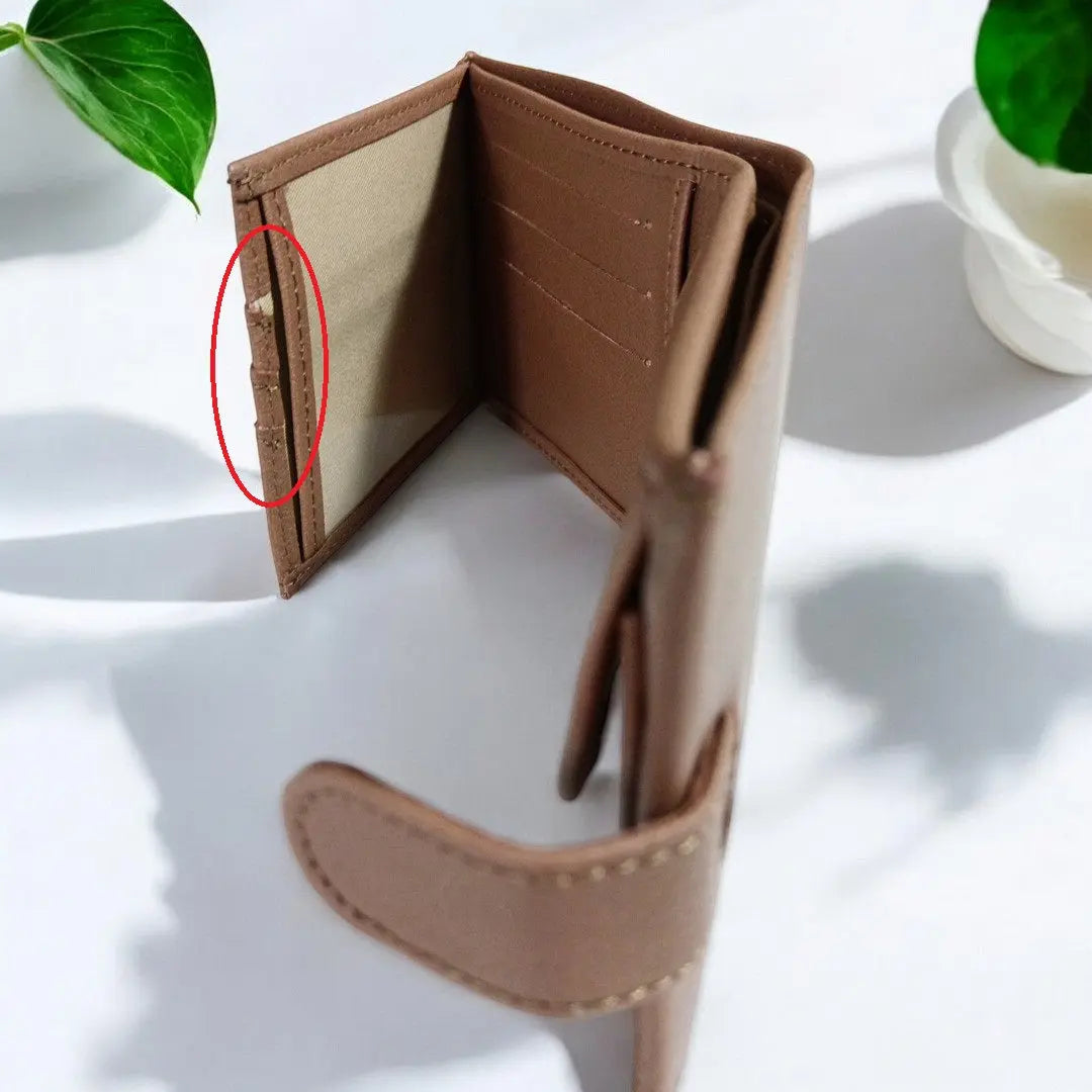 Portefeuille en cuir de pomme, Paulo, vide atelier Karmyliege
