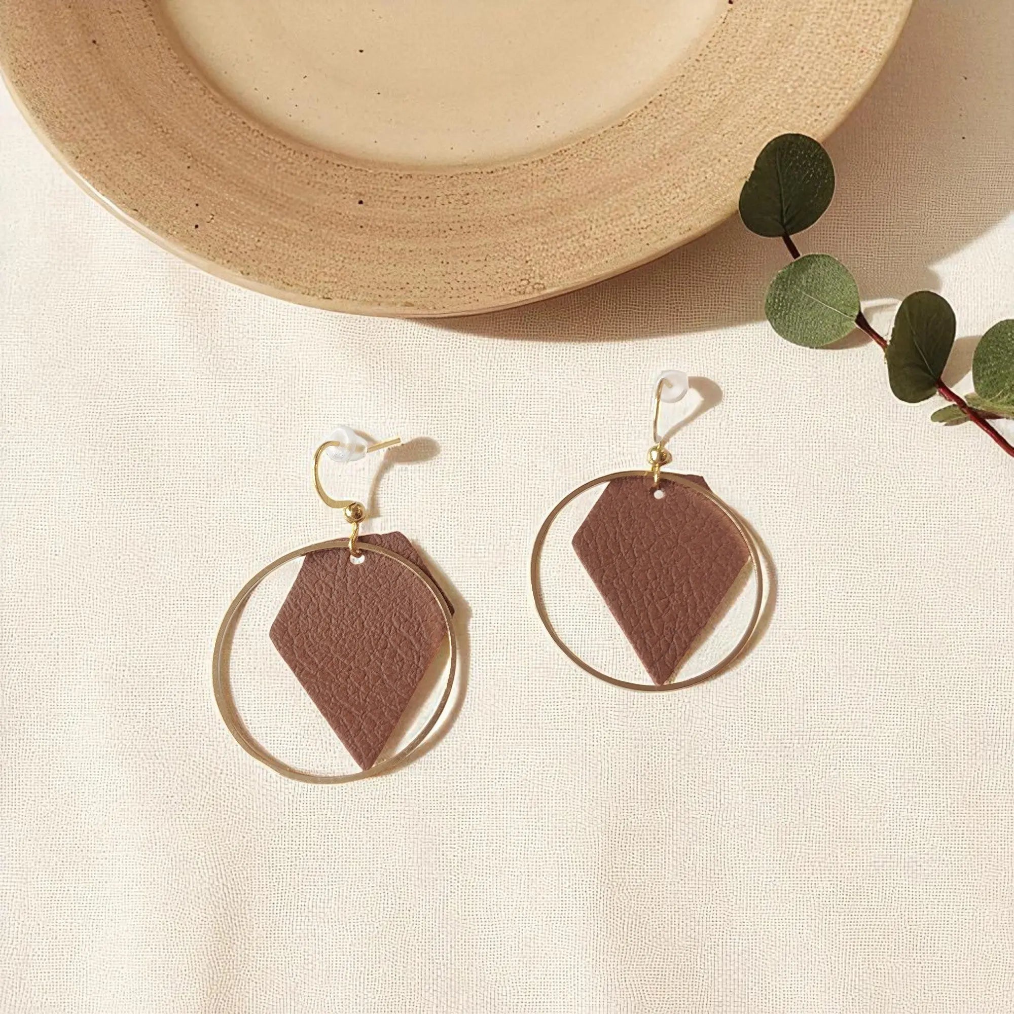 Boucles d&#39;oreilles vegan en cuir de pomme marron, Rose  Karmyliege