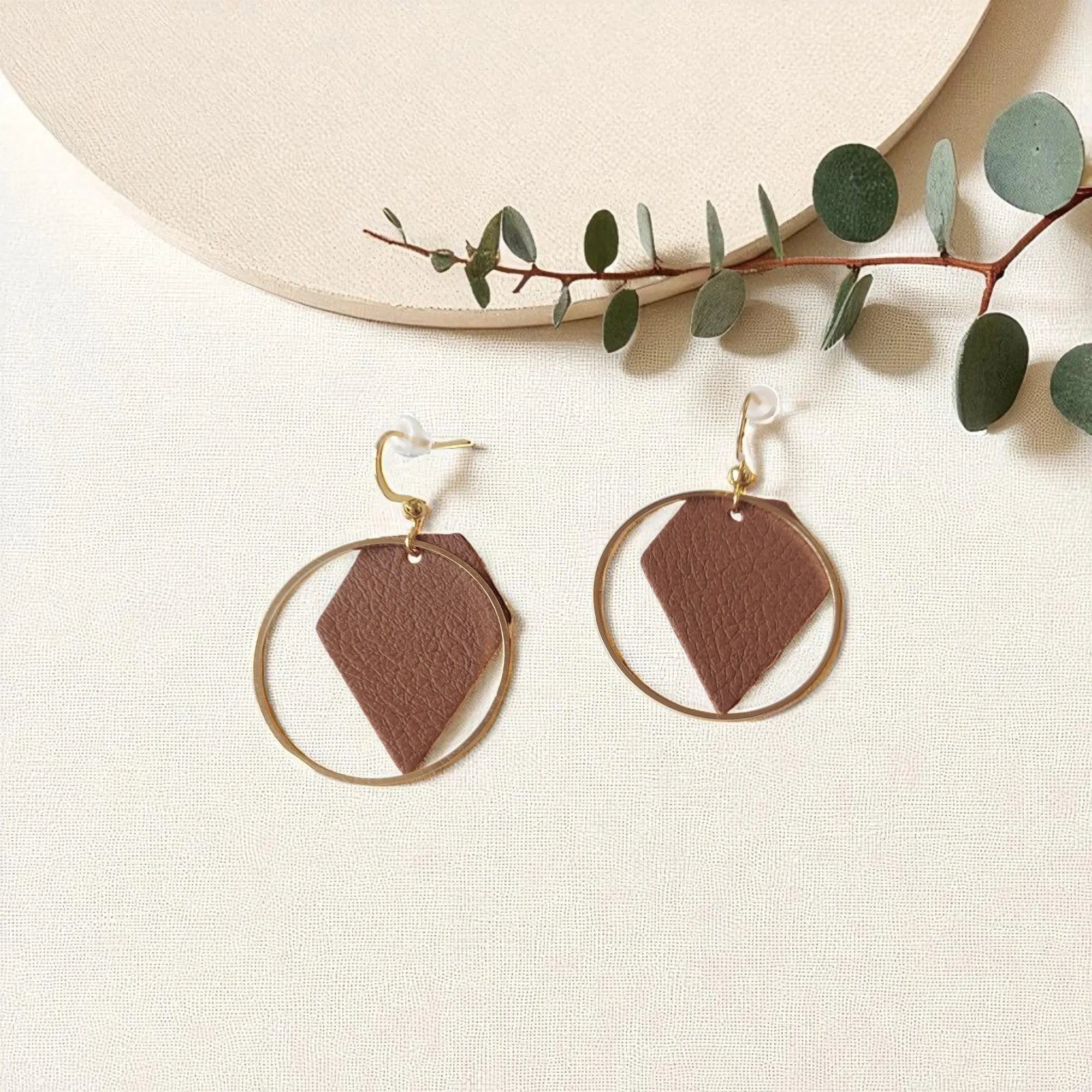 Boucles d&#39;oreilles vegan en cuir de pomme marron, Rose  Karmyliege