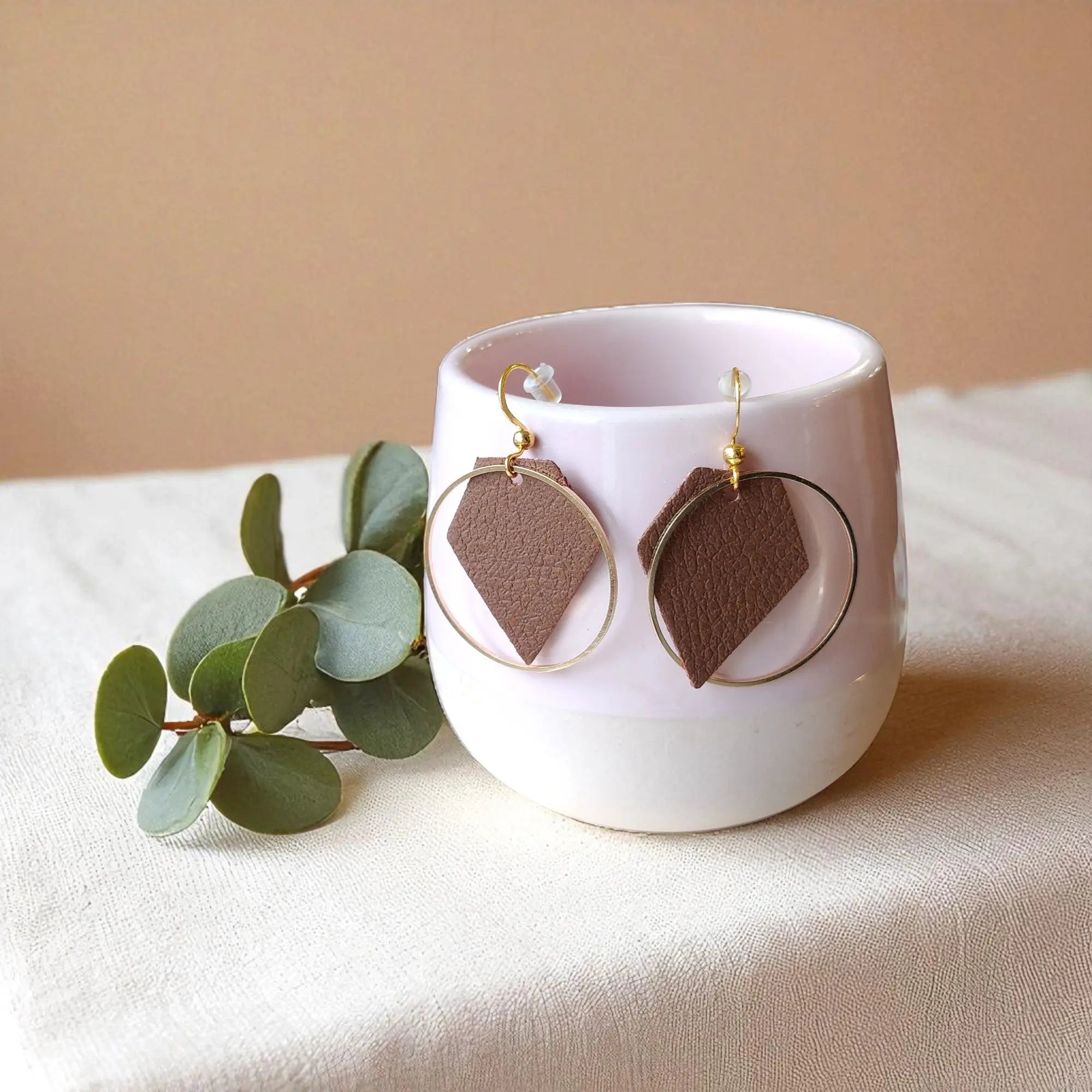 Boucles d&#39;oreilles vegan en cuir de pomme marron, Rose  Karmyliege
