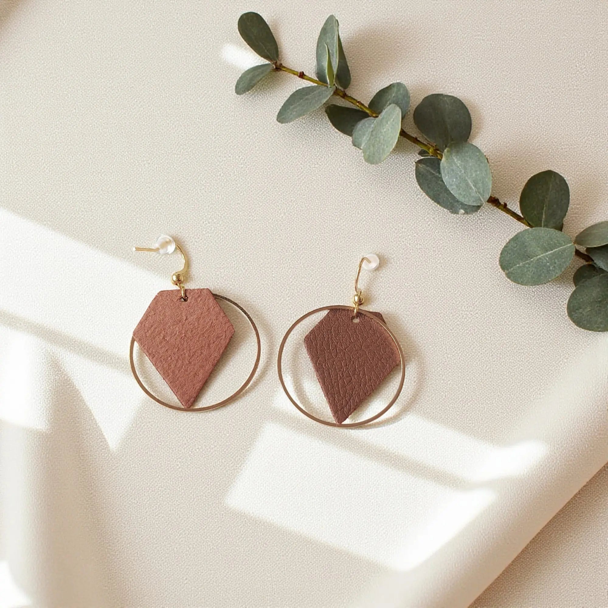 Boucles d&#39;oreilles vegan en cuir de pomme marron, Rose  Karmyliege