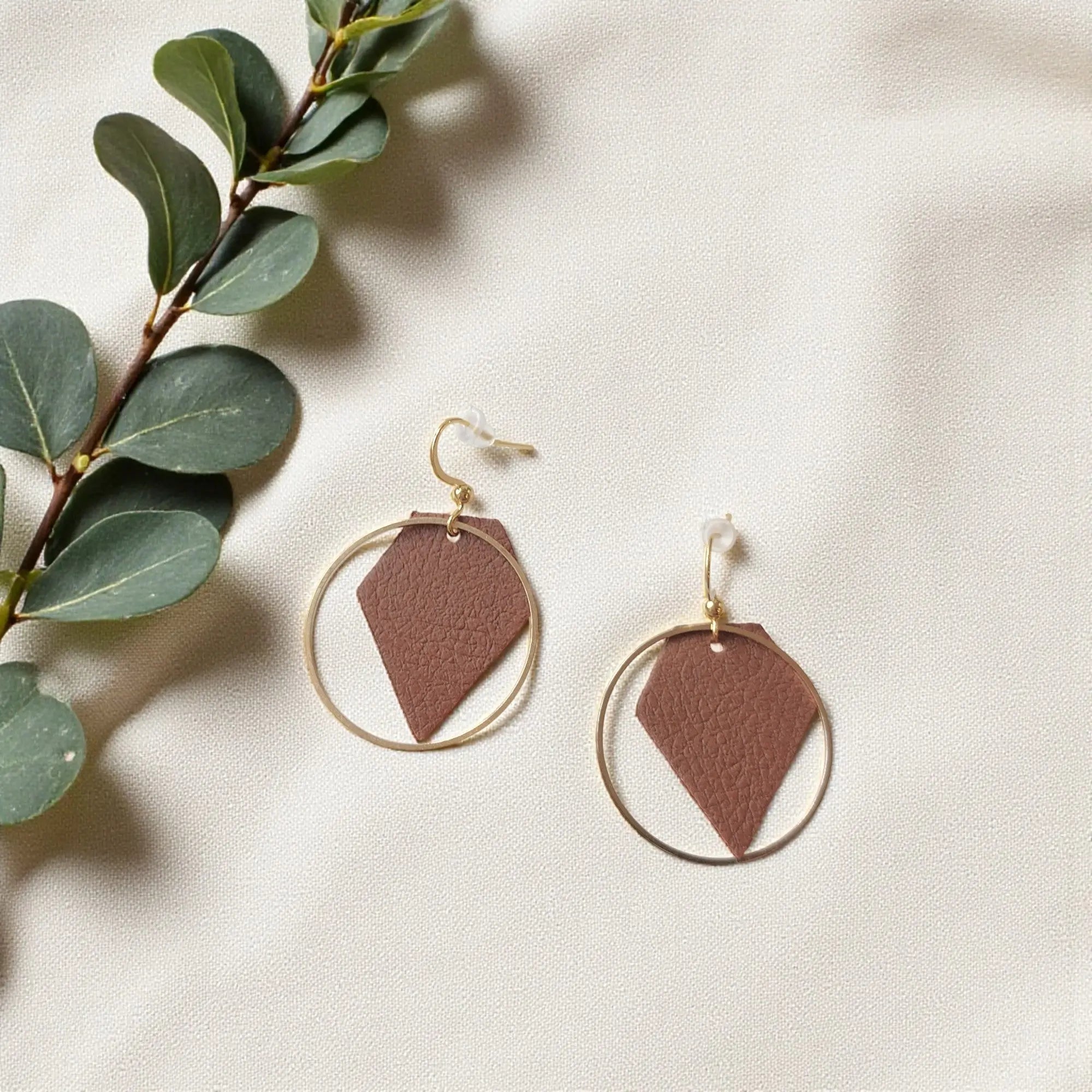 Boucles d&#39;oreilles vegan en cuir de pomme marron, Rose  Karmyliege