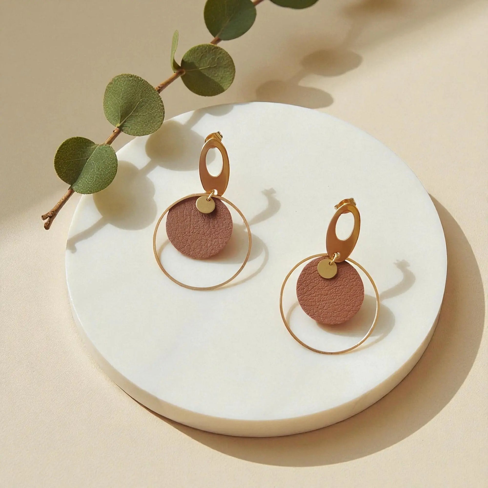 Boucles d'oreilles vegan en peau de pomme, Laura  Karmyliege Cuir de pomme camel