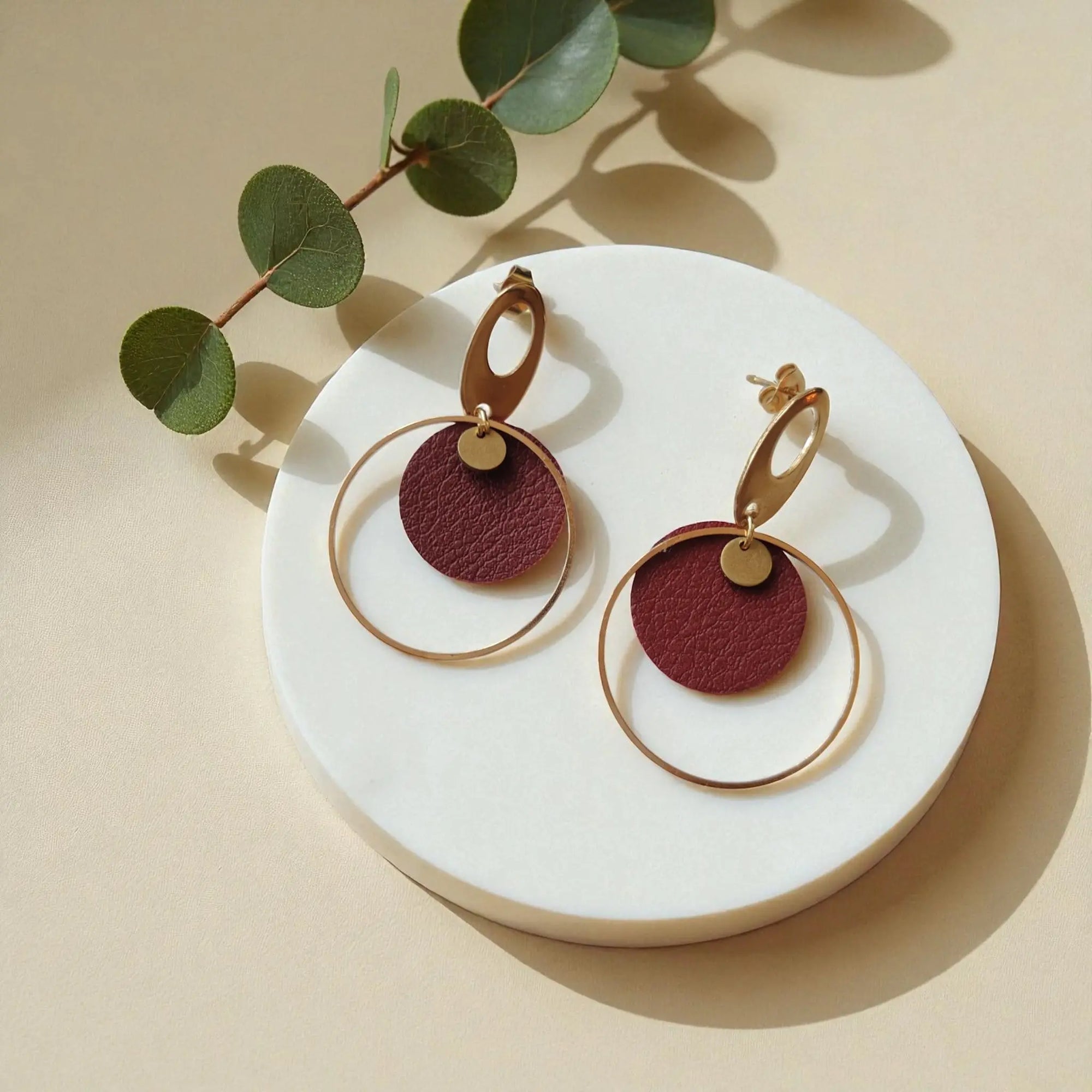 Boucles d'oreilles vegan en peau de pomme, Laura  Karmyliege Cuir de pomme bordeaux
