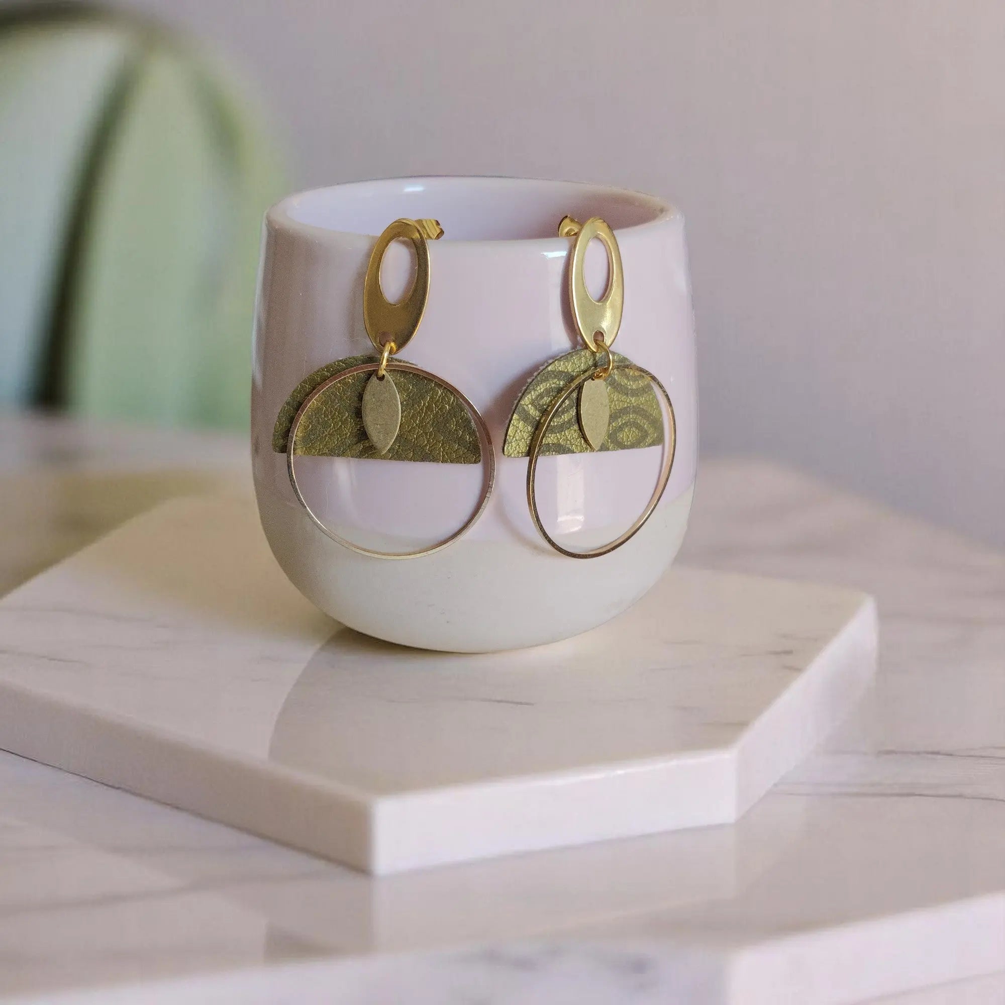 Boucles d'oreilles végétales Laïla - Bijoux naturels et vegan Femme  Karmyliege Cuir de cactus doré