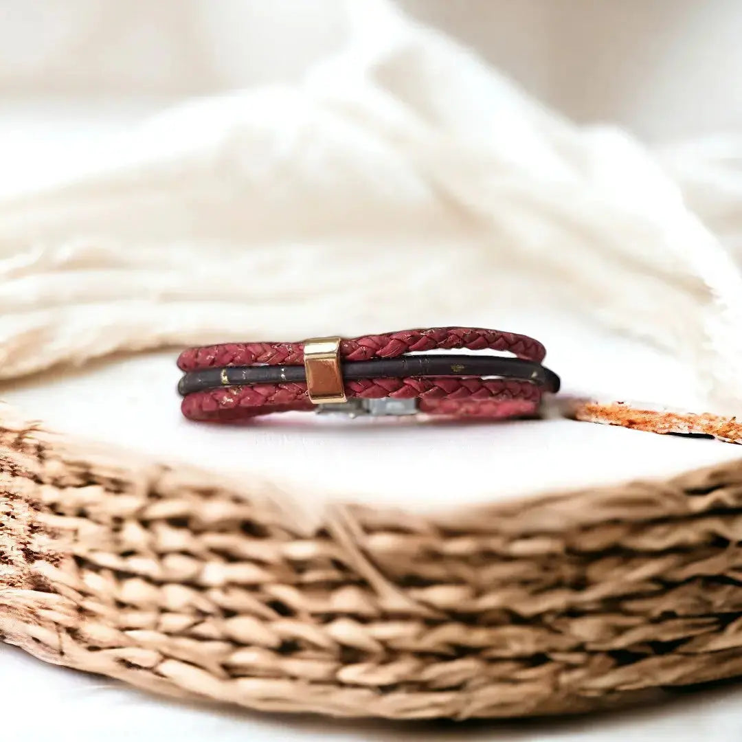 Bracelet en liège tressé Élisa - bordeaux et noir avec incrustations de dorure  Karmyliege