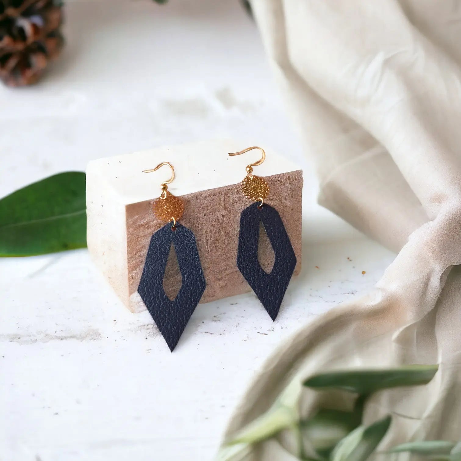 Grandes boucles d&#39;oreilles en cuir de pomme Lili  Karmyliege