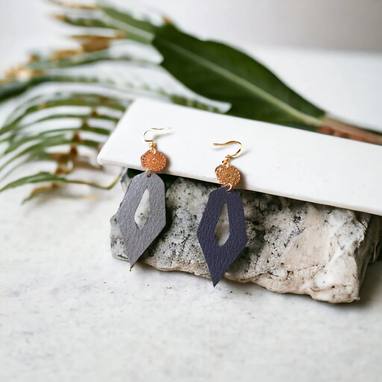 Grandes boucles d&#39;oreilles en cuir de pomme Lili  Karmyliege