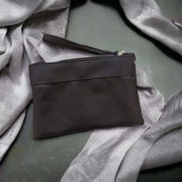 Pochette en cuir de pomme vegan Louise  Karmyliege Noir