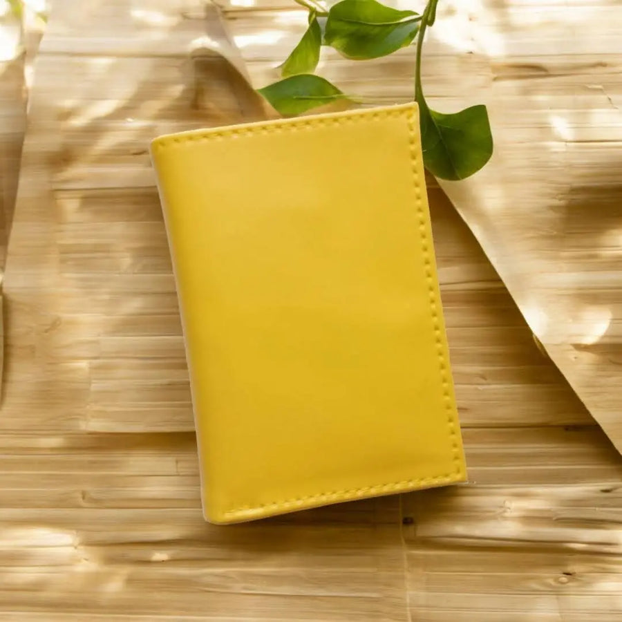 Porte cartes vegan en cuir de bambou jaune  Karmyliege