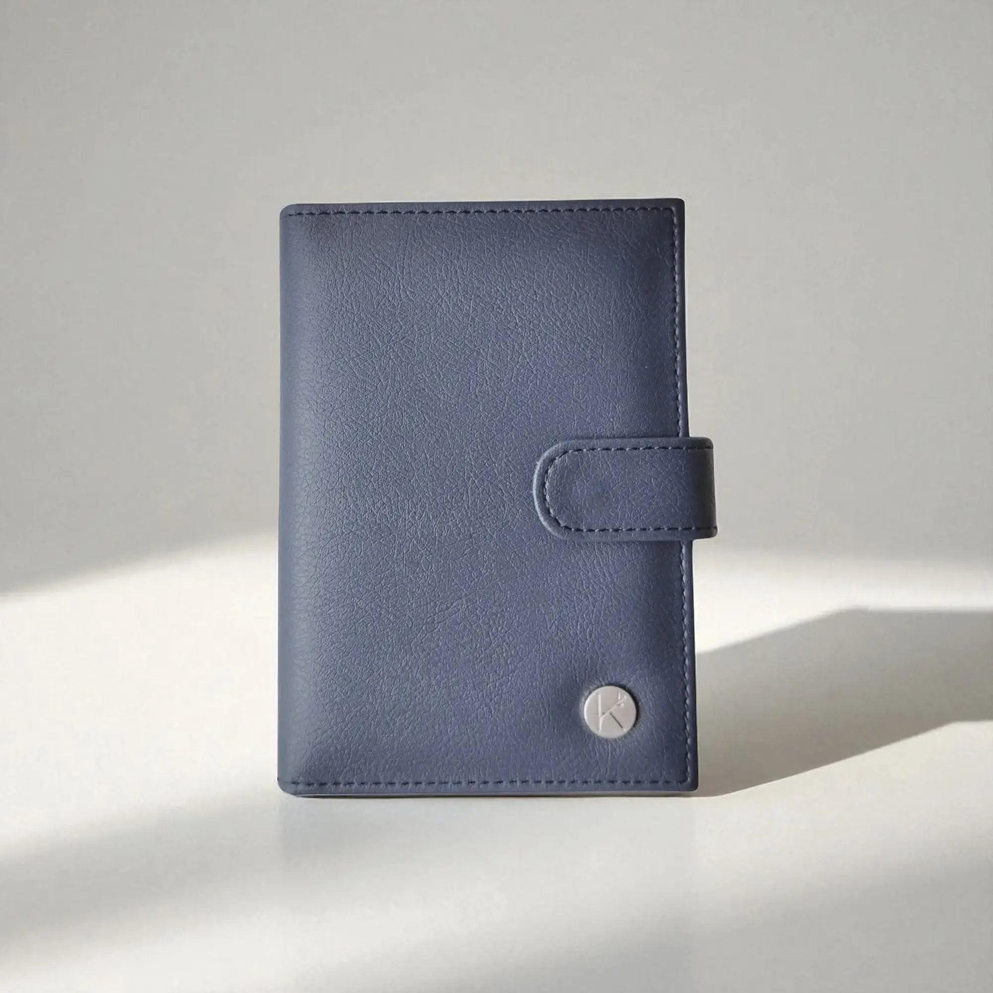 Porte documents vegan- passeport &amp; cartes, Swan en peau de pomme bleu-nuit  Karmyliege