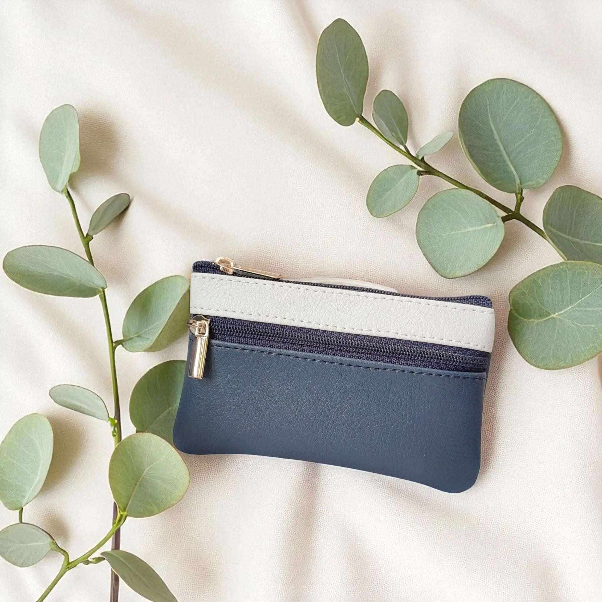 Porte-monnaie vegan en peau de pomme, marine et blanc  Karmyliege