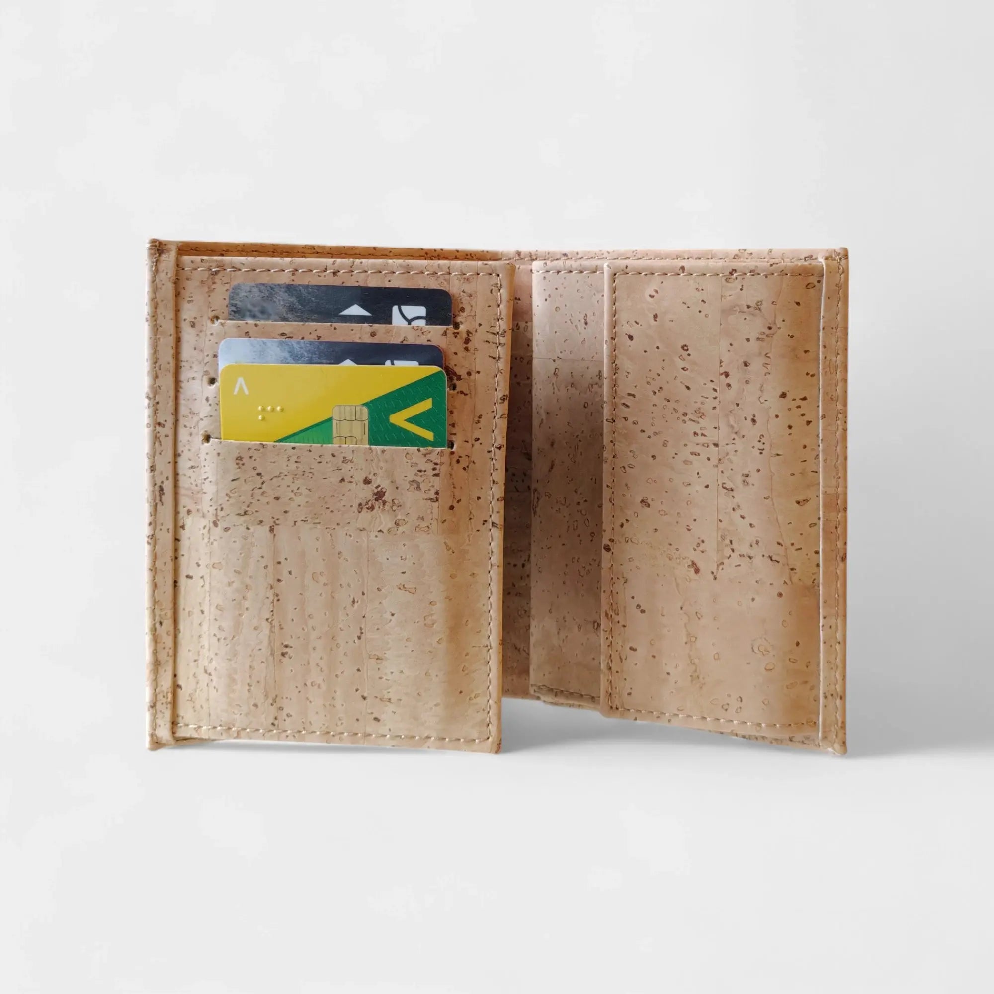 Portefeuille vegan en liège vertical avec volet, Sam  Karmyliege