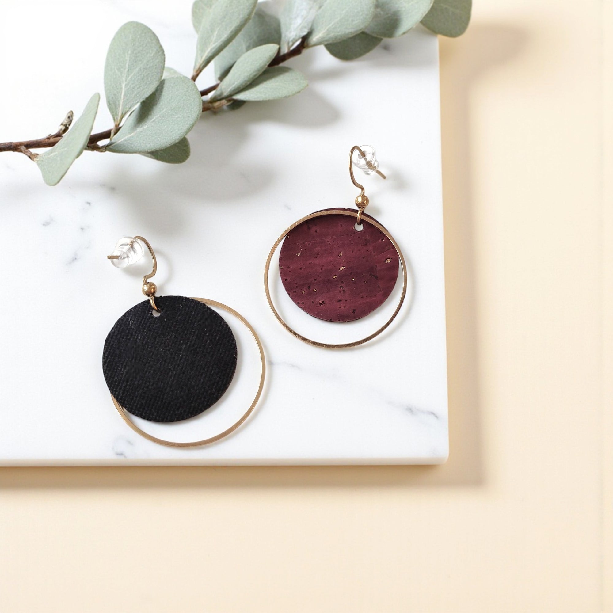 Boucles d&#39;oreilles vegan en liège, Aline bordeaux doré