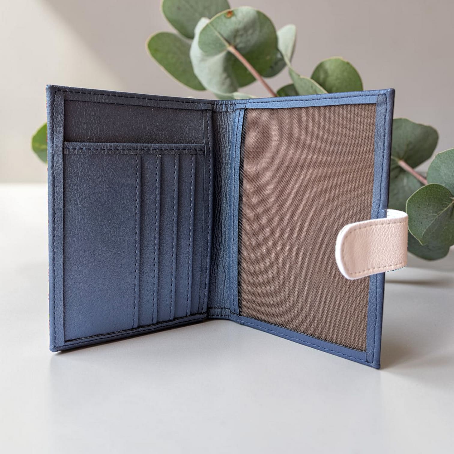 Porte-papiers et passeport en peau de pomme, Swan  Karmyliege
