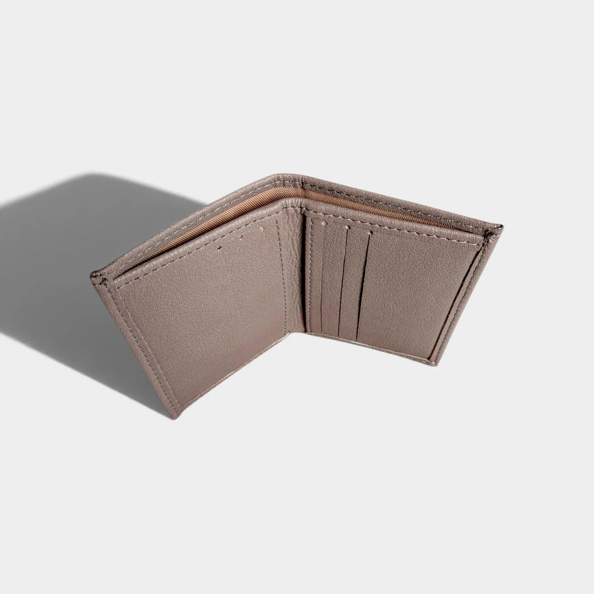 Porte cartes vegan en peau de pomme taupe  Karmyliege