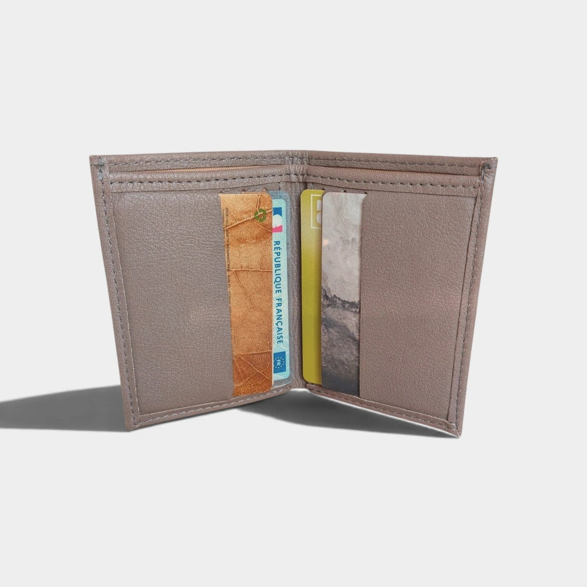 Porte cartes vegan en peau de pomme taupe  Karmyliege