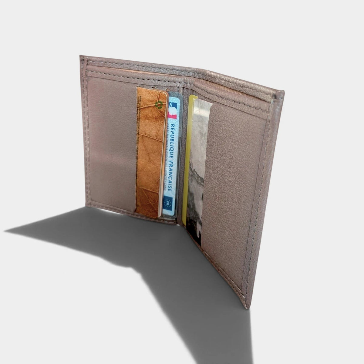 Porte cartes vegan en peau de pomme taupe  Karmyliege